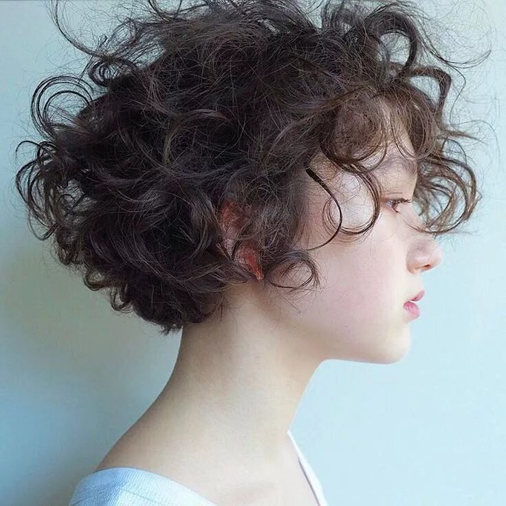 Прически на короткие пушистые волосы Shinobu Takahashi さ ん は Instagram を 利 用 し て い ま す:"gradation cut . random curl .