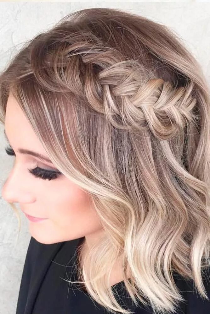 Прически на короткие распущенные Side swept dutch braid with curls Braids for short hair, Prom hairstyles for sho