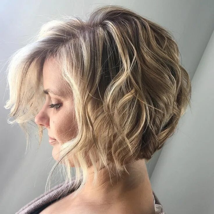 Прически на короткие русые волосы Short Angled Bob Wavy Hair Beach Waves Bohemian Hair Blonde Highlights Lowlights