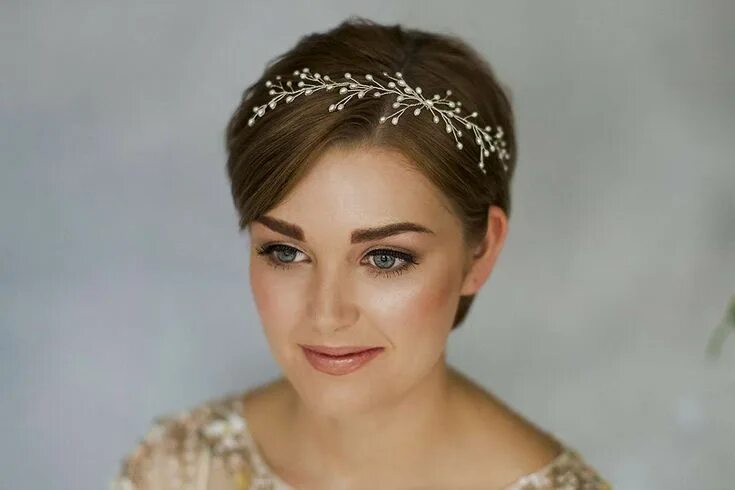 Прически на короткие волосы 2024 года How To Style Wedding Hair Accessories With Short Hair, with Debbie Carlisle Shor