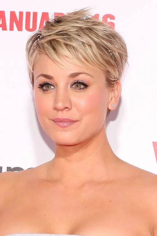 Прически на короткие волосы для овального Pin by Sarah Inniss on Hair Kaley cuoco short hair, Short hair styles pixie, Kal