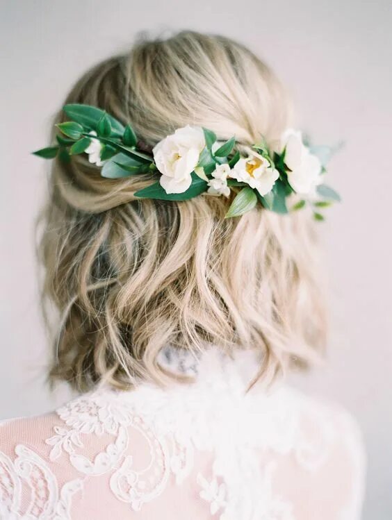 Прически на короткие волосы с цветами a wavy hairstyle with fresh white blooms and greenery on the back for a romantic