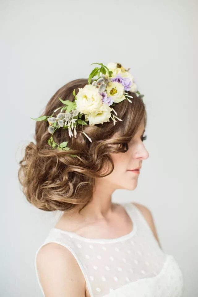 Прически на короткие волосы с цветами brautfrisur-ideen-lange-haare-blütenband-legere-locken Wedding hair inspiration,