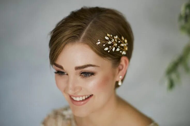 Прически на короткие волосы с украшениями How To Style Wedding Hair Accessories With Short Hair, by Debbie Carlisle Short 