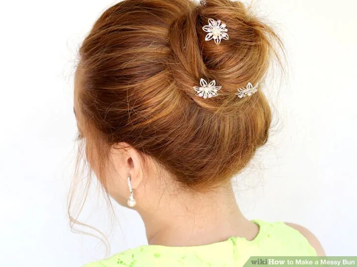 Прически на короткие волосы со шпильками DIY Messy Buns That Only Take Minutes