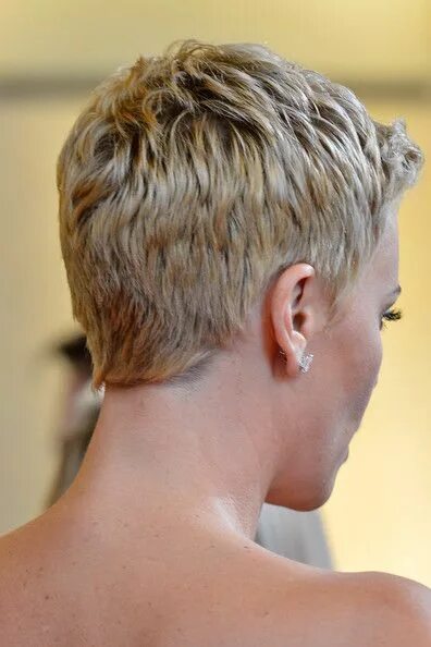 Прически на короткие волосы сзади The back of Charlize Therons short haircut #shorthair Super short hair, Charlize