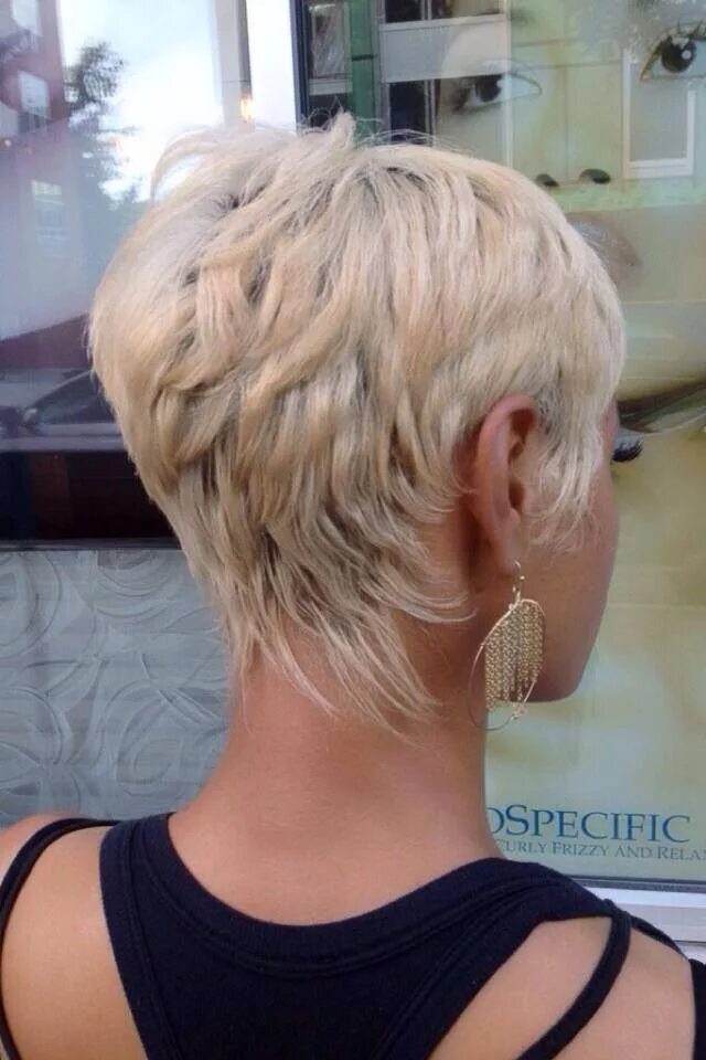 Прически на короткие волосы сзади Short hair haircuts, Short hair styles, Cute hairstyles for short hair