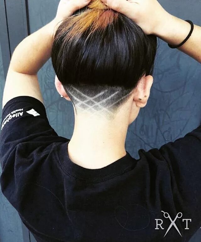 Прически на короткие волосы выбрит затылок Sweet Cut Thanks @samantha_roshel #GirlsWithShavedHeads #ShornNape. Undercut lon