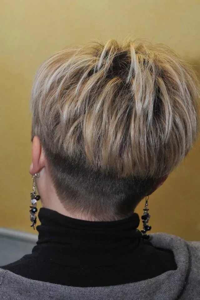 Прически на короткие волосы затылок Short nape Wedge haircut, Hair styles, Short hair styles