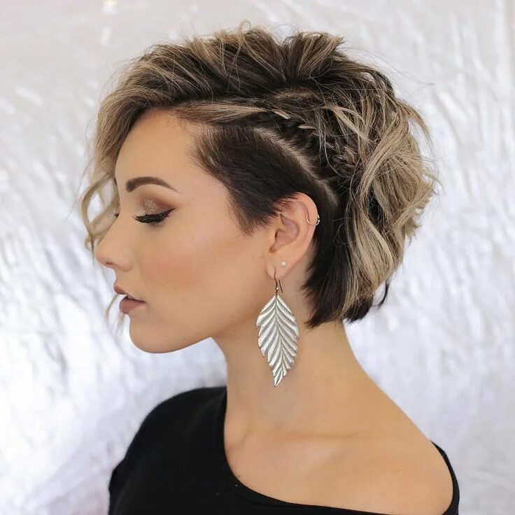 Прически на короткий волос 2023 Pixie cut con piccola treccia laterale Short hairstyles for thick hair, Short pi