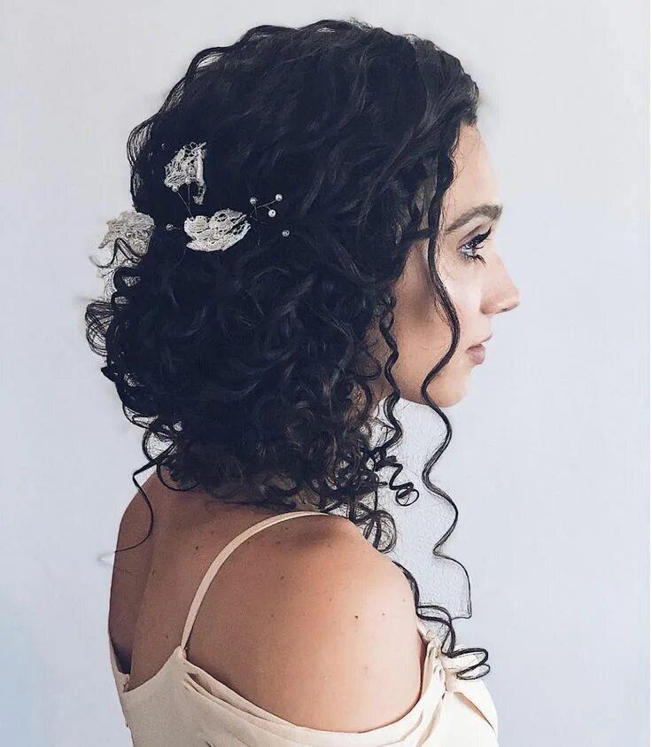 Прически на кучерявые волосы средней длины 17 Stunning Wedding Hairstyles For Naturally Curly Hair Curly wedding hair, Curl