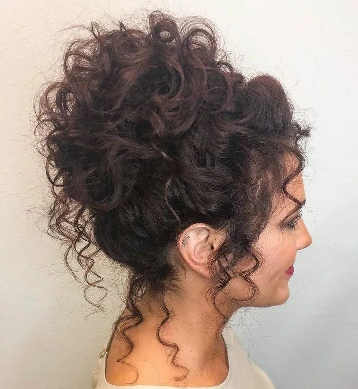 Прически на кучерявые волосы средней длины Voluminous High Curly Bun Updo Curly hair styles naturally, Curly hair up, Long 