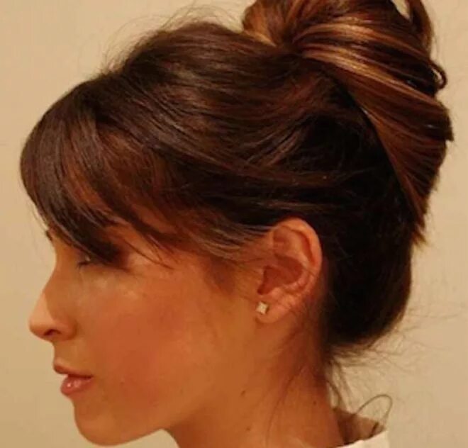 Прически на макушке на средние волосы Comment réaliser son messy bun en moins de 15 secondes ? Nurse hairstyles, Hair 