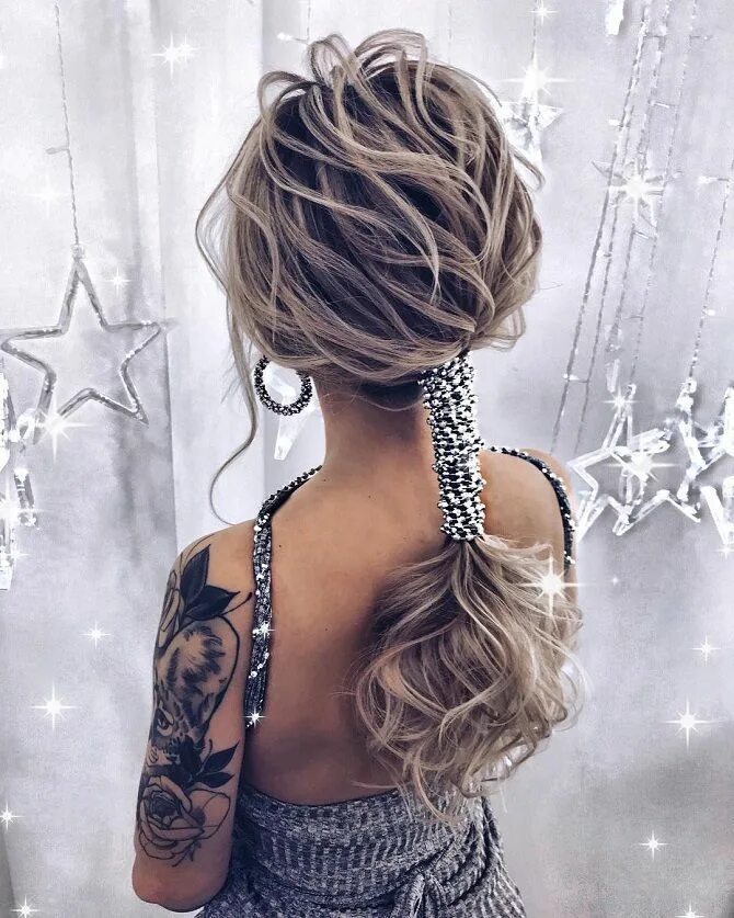 Прически на новогодний корпоратив на средние волосы Прически на Новый год 2020 Long hair styles, Curly hair photos, Hair looks