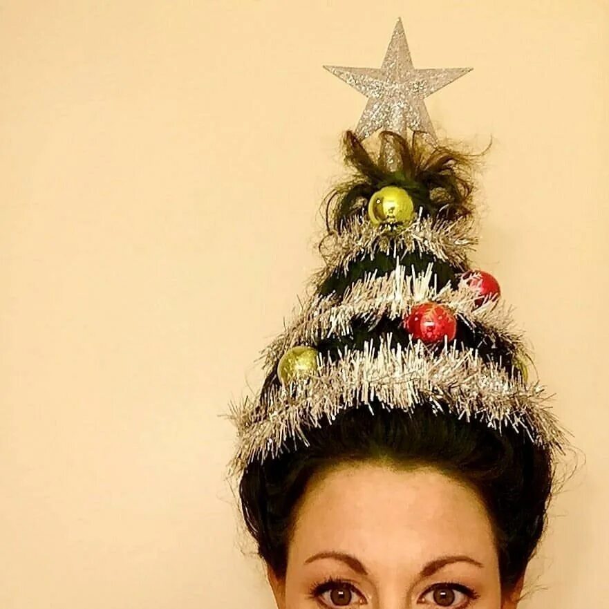 Прически на новый год Crazy Christmas Tree Hairstyles To Light Up The Season! Christmas tree hair, Chr