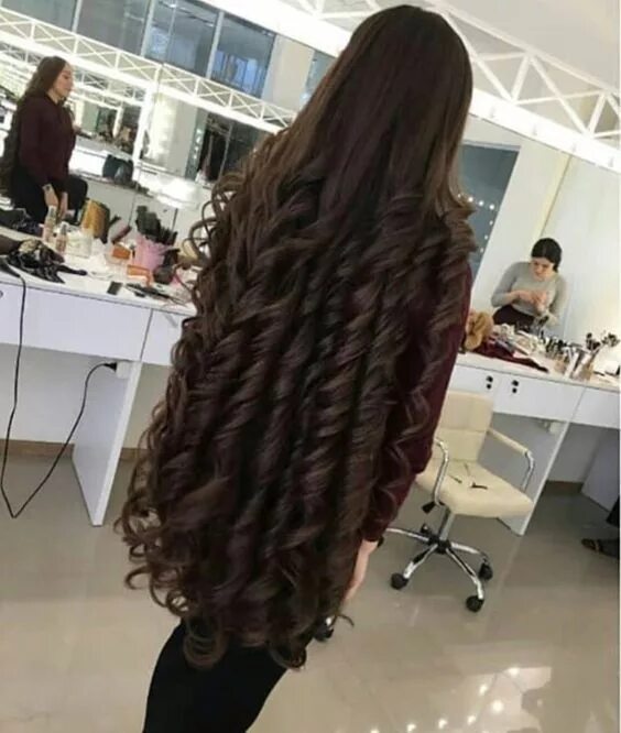 Прически на очень длинные cheveux très long bouclée Long hair styles, Hair styles, Long curly hair