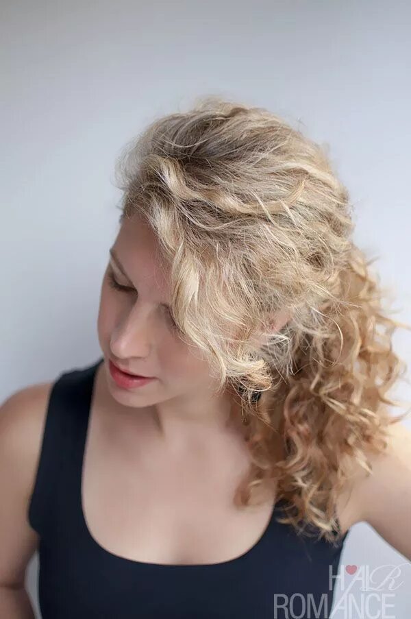 Прически на пористые волосы средней Curly hairstyle tutorial: The Curly Ponytail (With images) Curly hair styles, Ha