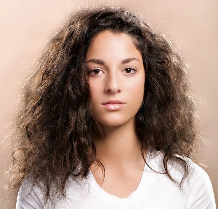 Прически на пушистые волосы How To Prevent & Tame Frizzy Hair Control frizzy hair, Frizzy hair tips, Frizzy 