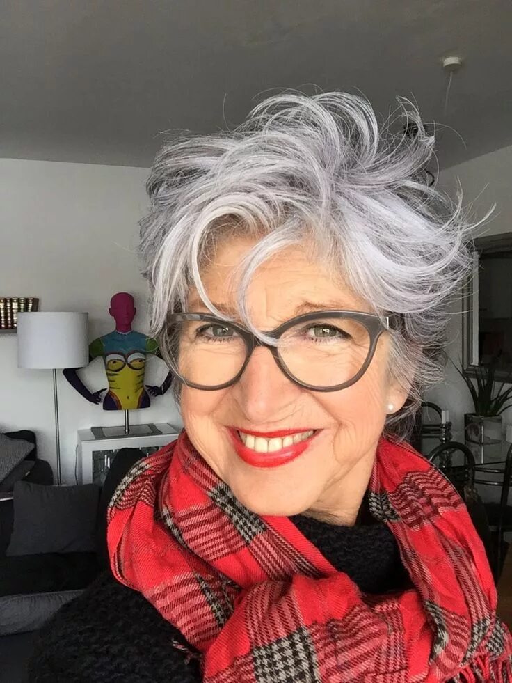 Прически на средние бабушка Short, gray layered hairstyle Grey hair and glasses, Short hair older women, Old