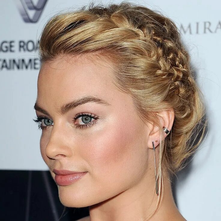 Прически на средние негустые Today's Beauty Secret: A Textured Side Braid Celebrity ear piercings, Cool braid