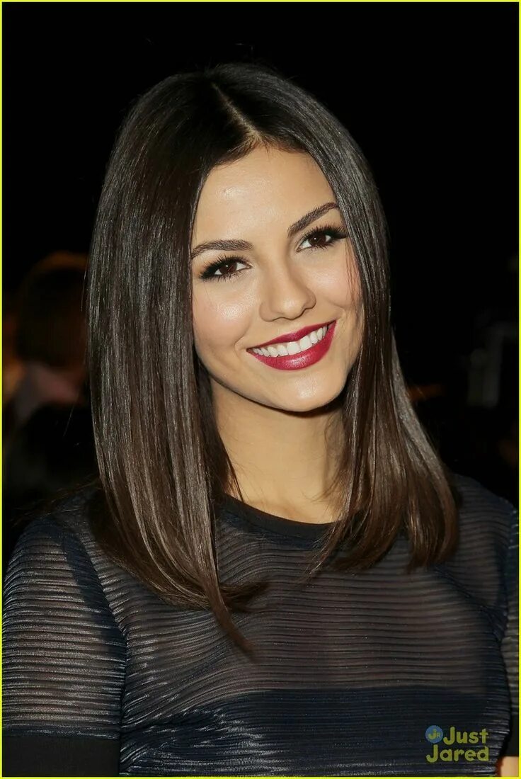 Прически на средние прямые волосы victoria justice dkny fashion show nyfw 13 Victoria justice, Haircuts for long h