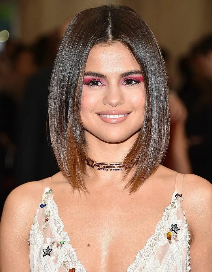 Прически на средние прямые волосы фото Découvrez le best of maquillage de l'année 2018 - Elle Selena gomez short hair, 