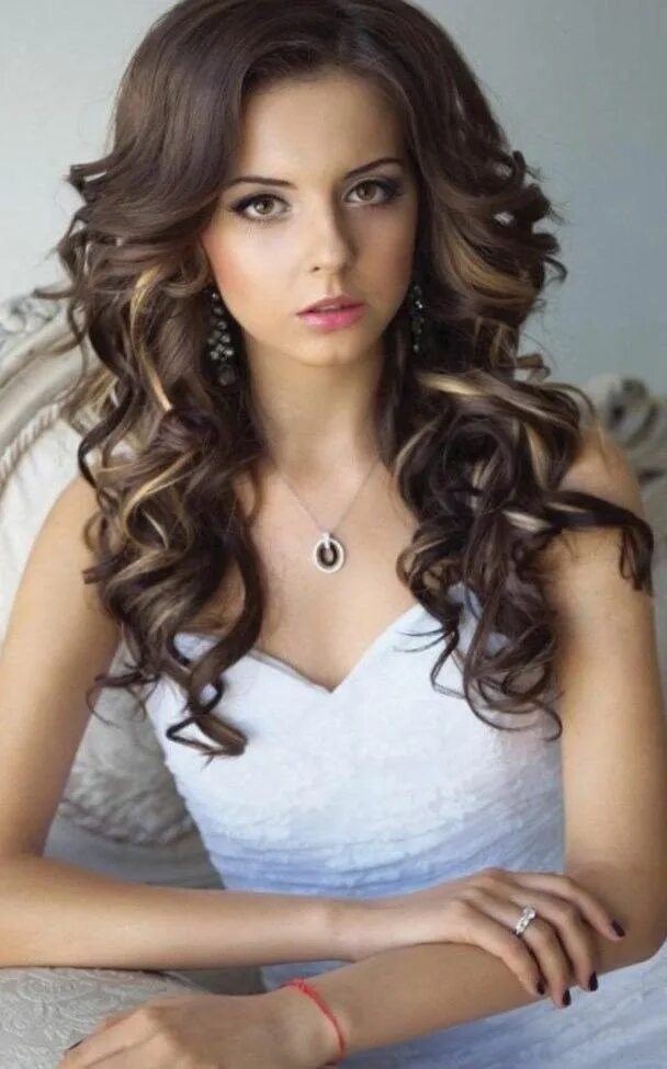 Прически на средние распущенные локоны Pin by Rafael Medina on coolgirls Loose hairstyles, Medium hair styles, Hair sty