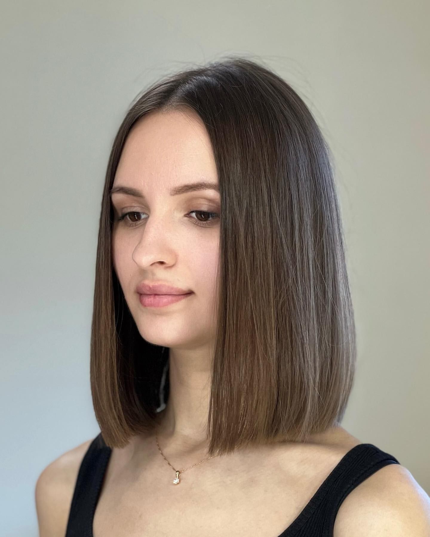 Прически на средние ровные волосы Pin by Connie Priego on Prendas para figura rectangular in 2024 Hair cutting vid