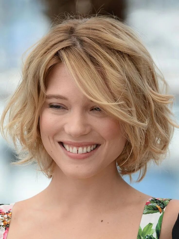 Прически на средние волосы без укладки Les 10 beauty looks cultes de Léa Seydoux Short thick wavy hair, Thick wavy hair