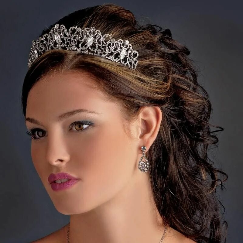 Прически на средние волосы диадема Majestic Crystal Tiara Wedding Headpiece in 2022 Tiara hairstyles, Quince hairst