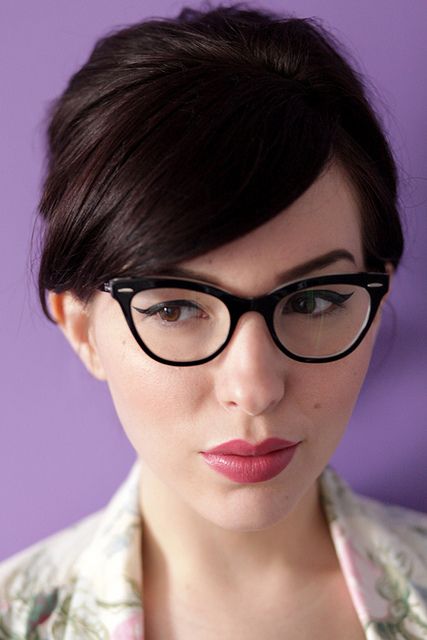 Прически на средние волосы очки Perfect Pair. - Keiko Lynn Bangs and glasses, Cat eye glasses, Girl haircuts