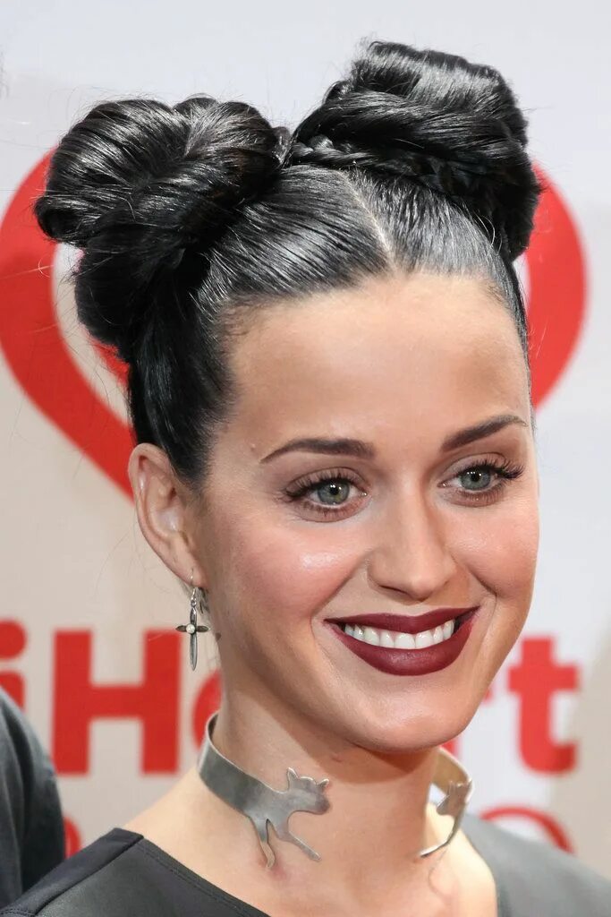 Прически на средние волосы рожки Clueless Chic Is Back: Behold the '90s Knot Katy perry hair, Dark lipstick, Hair