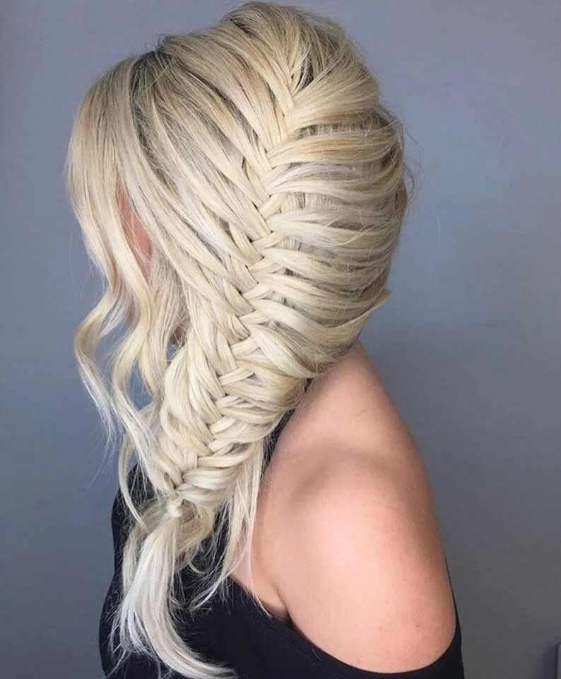 Прически на средние волосы рыбий хвост Rocking Loose Fishtail Braid For This Valentine's Day Hair styles, Braided hairs