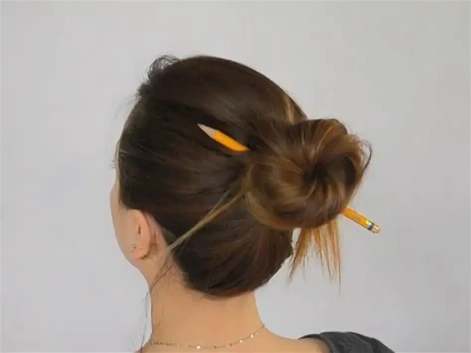 Прически на средние волосы с палочками Make a Bun Without a Hair Tie (With images) Easy hair dos, Bun hairstyles, Hair