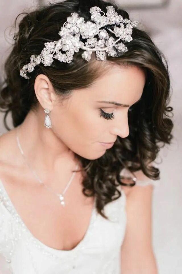 Прически на средние волосы с украшениями 16 Peinados que te harán ver hermosa en tu vestido de novia Wedding hair accesso