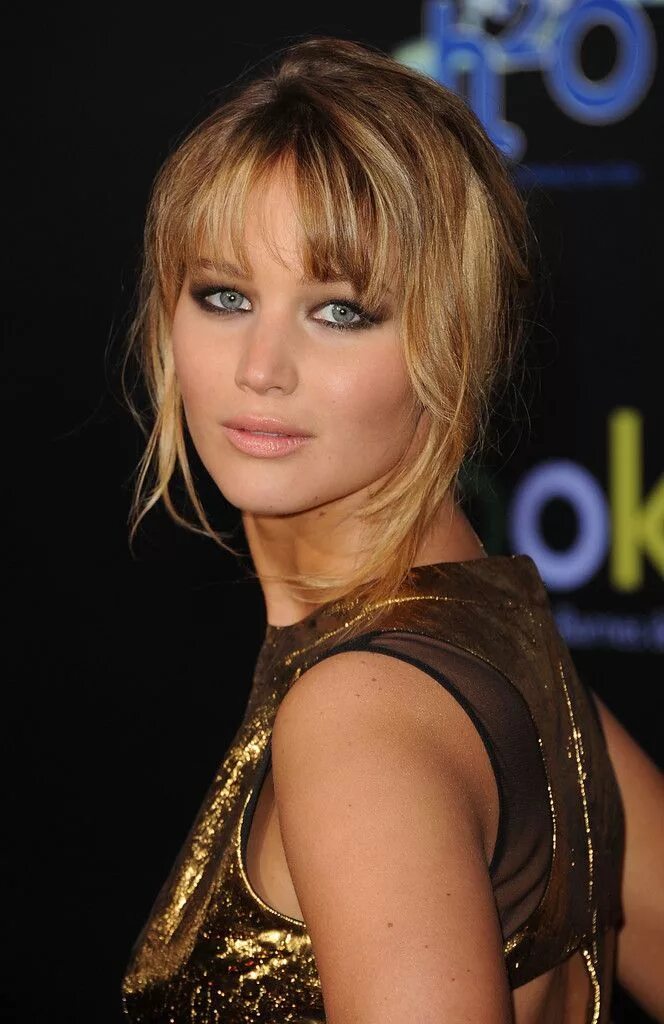 Прически на средние волосы высокий лоб More Pics of Jennifer Lawrence Loose Bun Heart face shape, Hair cuts, Face shape