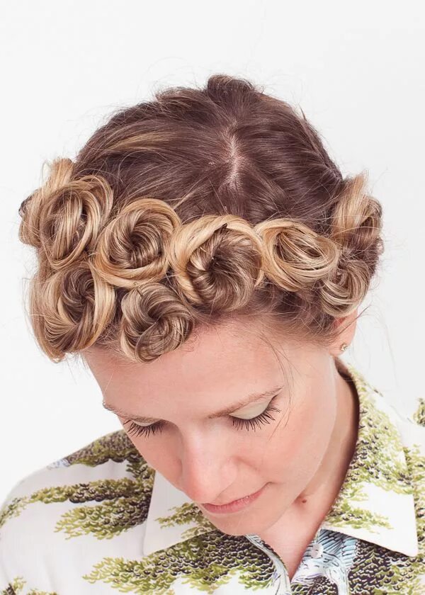 Прически на средние волосы жгутиками Bun Updo Hairstyles - Hair Crown Hairstyles Haircuts for curly hair, Hair plugs,