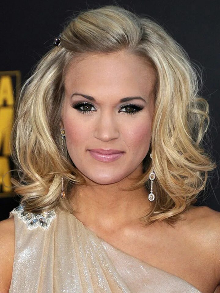 Прически на среднюю длину блондинкам Love it Medium hair styles, Carrie underwood hair, Light blonde hair