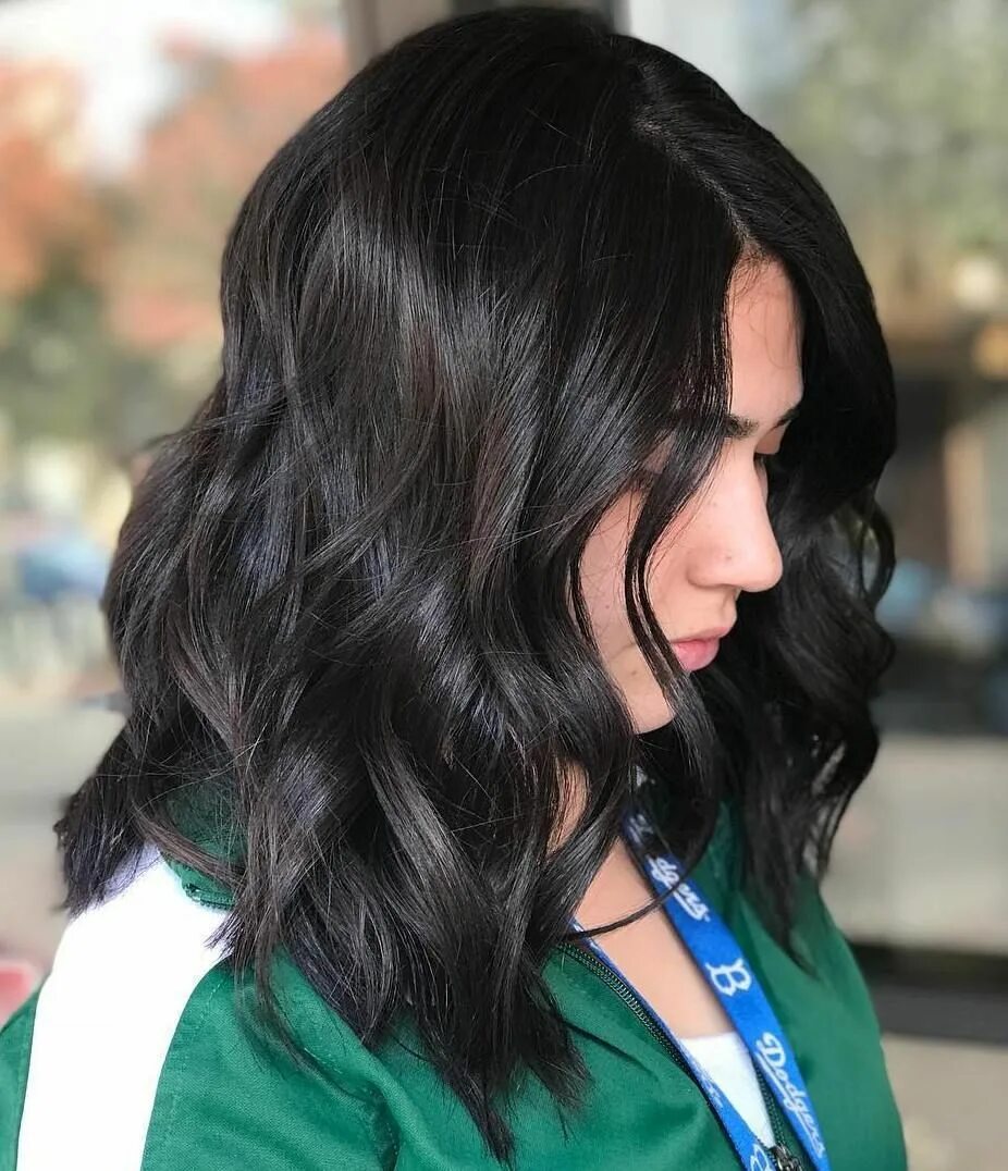 Прически на среднюю длину черных волос Black Wavy Subtly Layered Lob Medium length hair styles, Medium hair styles, Lon