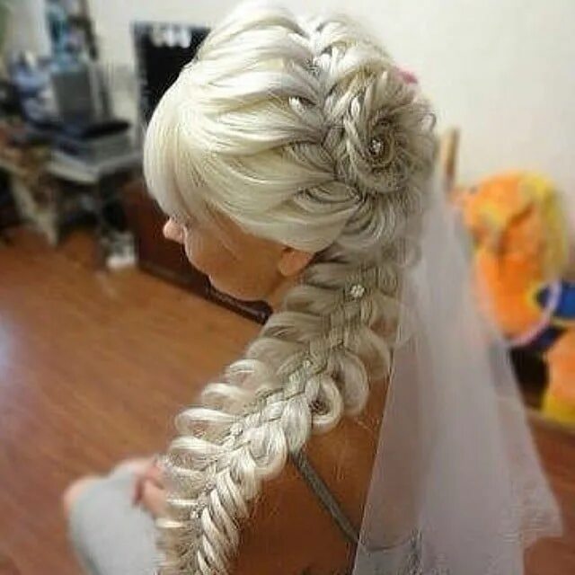 Прически на свадьбу длинные волосы косы Simple Hair Style Using Attachment Wedding hairstyles, Bridal braids, Hairstyle