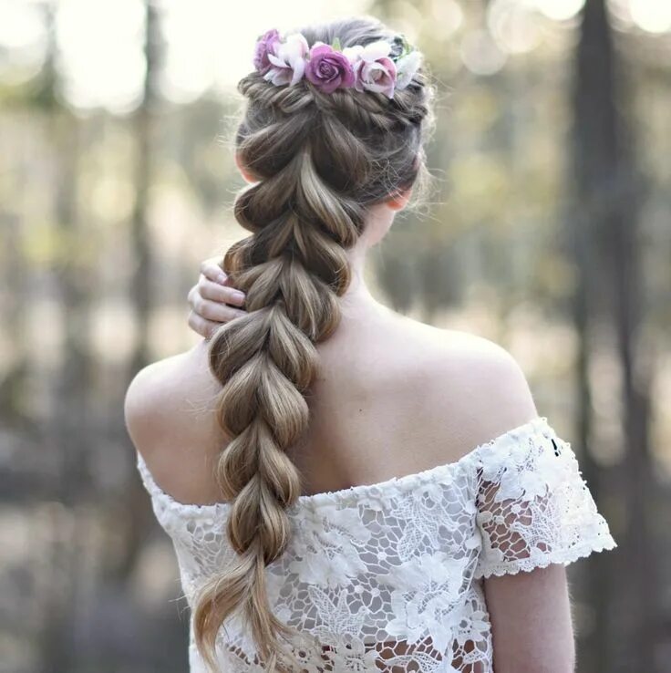 Прически на свадьбу длинные волосы косы Single bold braid. Be bold with this striking plait. Image: Instagram/@braidsbyj