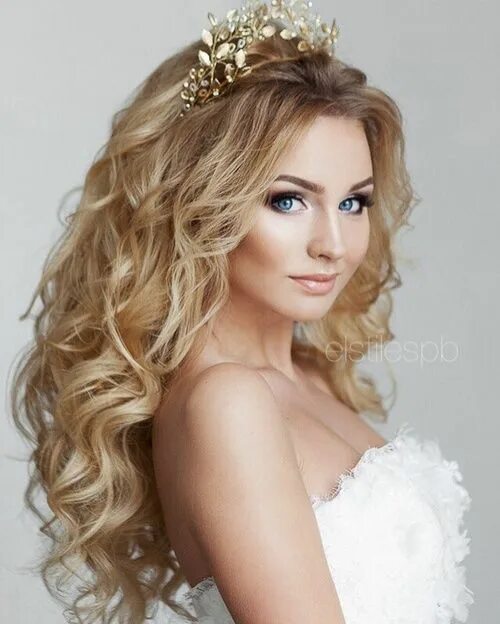 Прически на свадьбу локоны на средние 60 Simple Curly Hairstyles For Bride Beach wedding hair, Curly hair styles easy,