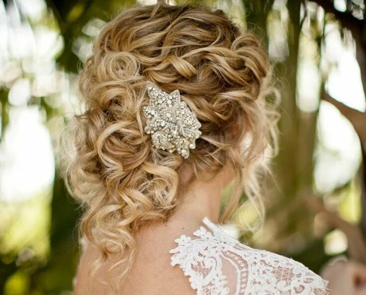 Прически на свадьбу средней длины волос 10 Chic & Unique Updo Wedding Hairstyles - MODwedding Coiffure cheveux frisés, M