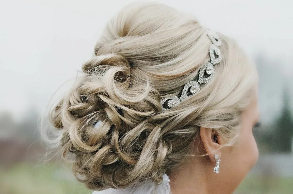 Прически на свадьбу средней длины волос Crystal bridal headband with curled updo Wedding hairstyles, Hair styles, Elegan