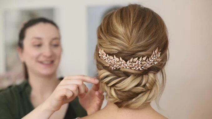 Прически на свидание на средние волосы Bridal Hair Loose Bun Bridal hair buns, Loose hairstyles, Romantic wedding hair