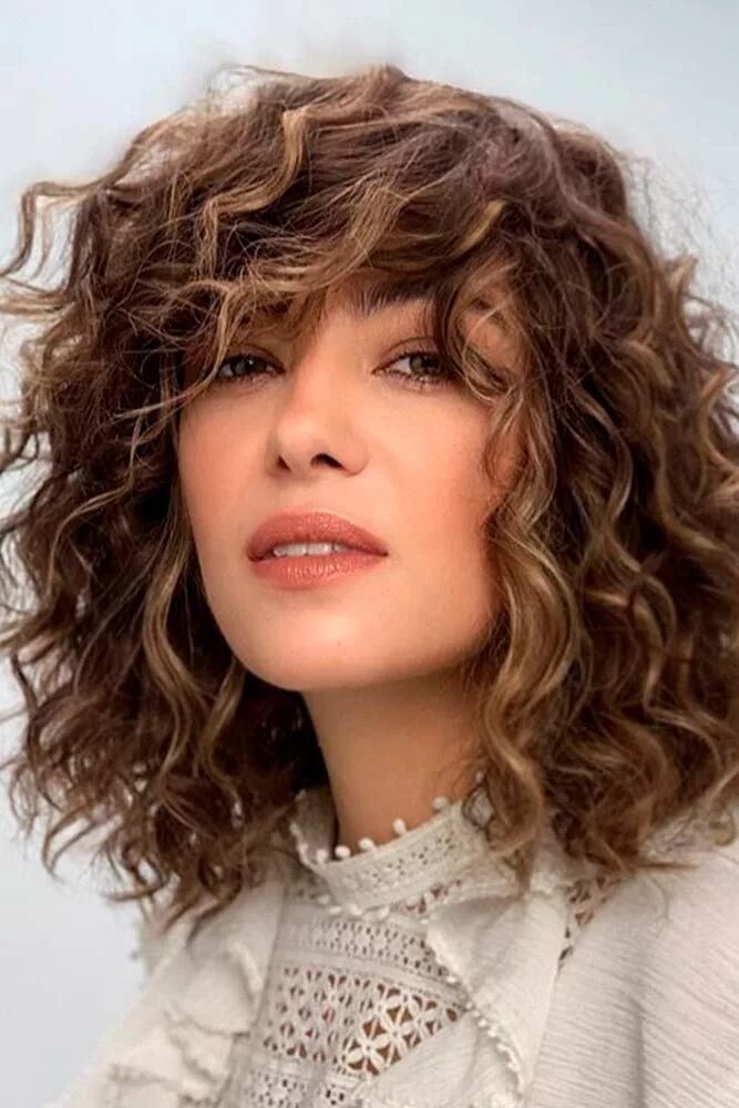 Прически на волнистые волосы средней длины 100 Amazing Layered Bob Haircuts: Modern And Stylish Haircuts for curly hair, Lo