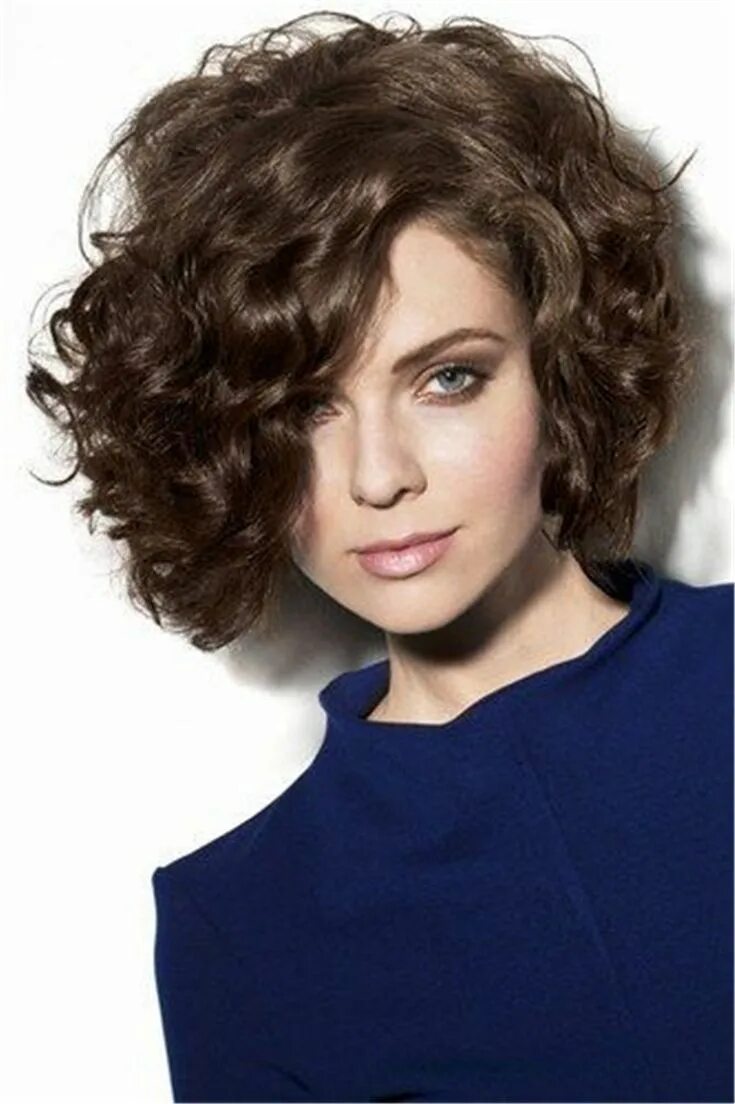 Прически на волнистые волосы средней длины женские Short Curly Thick Hairstyles Trend in 2019 Волнистые прически, Короткие стрижки,