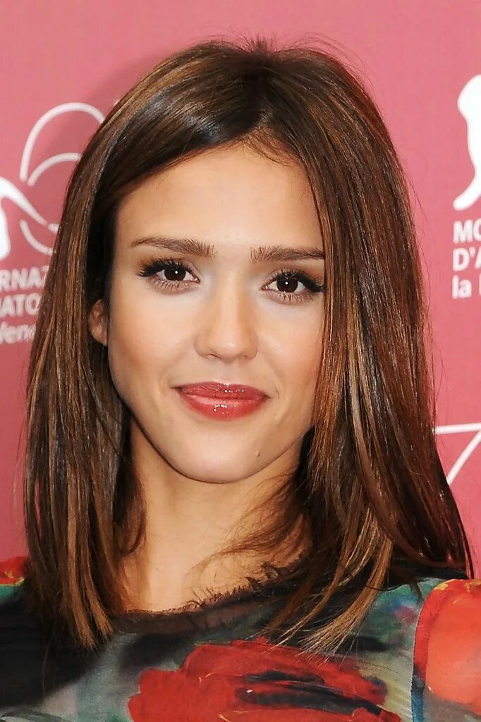 Прически на волосы ниже плеч Jessica Alba Medium Straight Cut Straight hairstyles, Jessica alba hair, Medium 