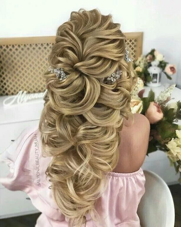 Прически на выпускной 11 класс 2024 Pin on Penteado-hairstyle Long hair styles, Bride hairstyles, Hair styles