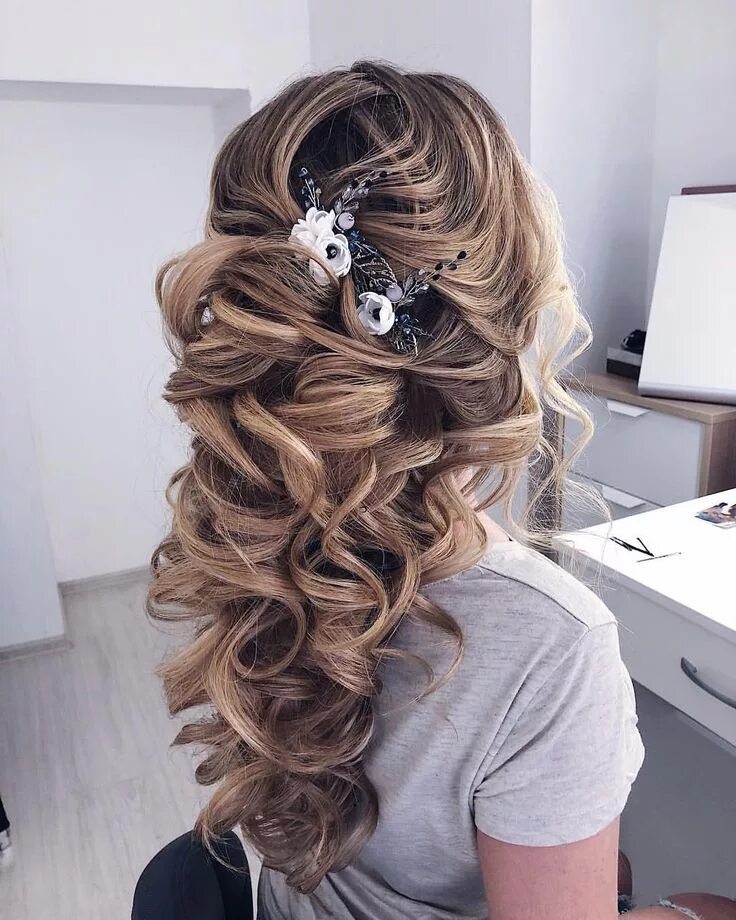 Прически на выпускной Свадебная прическа на длинные волосы - греческая коса Wedding updo for long hair